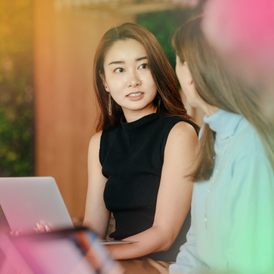 女性が対話しているイメージ